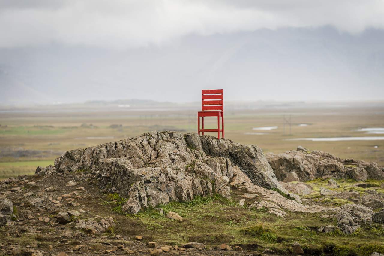 Escultura gigante de la silla roja en Islandia
