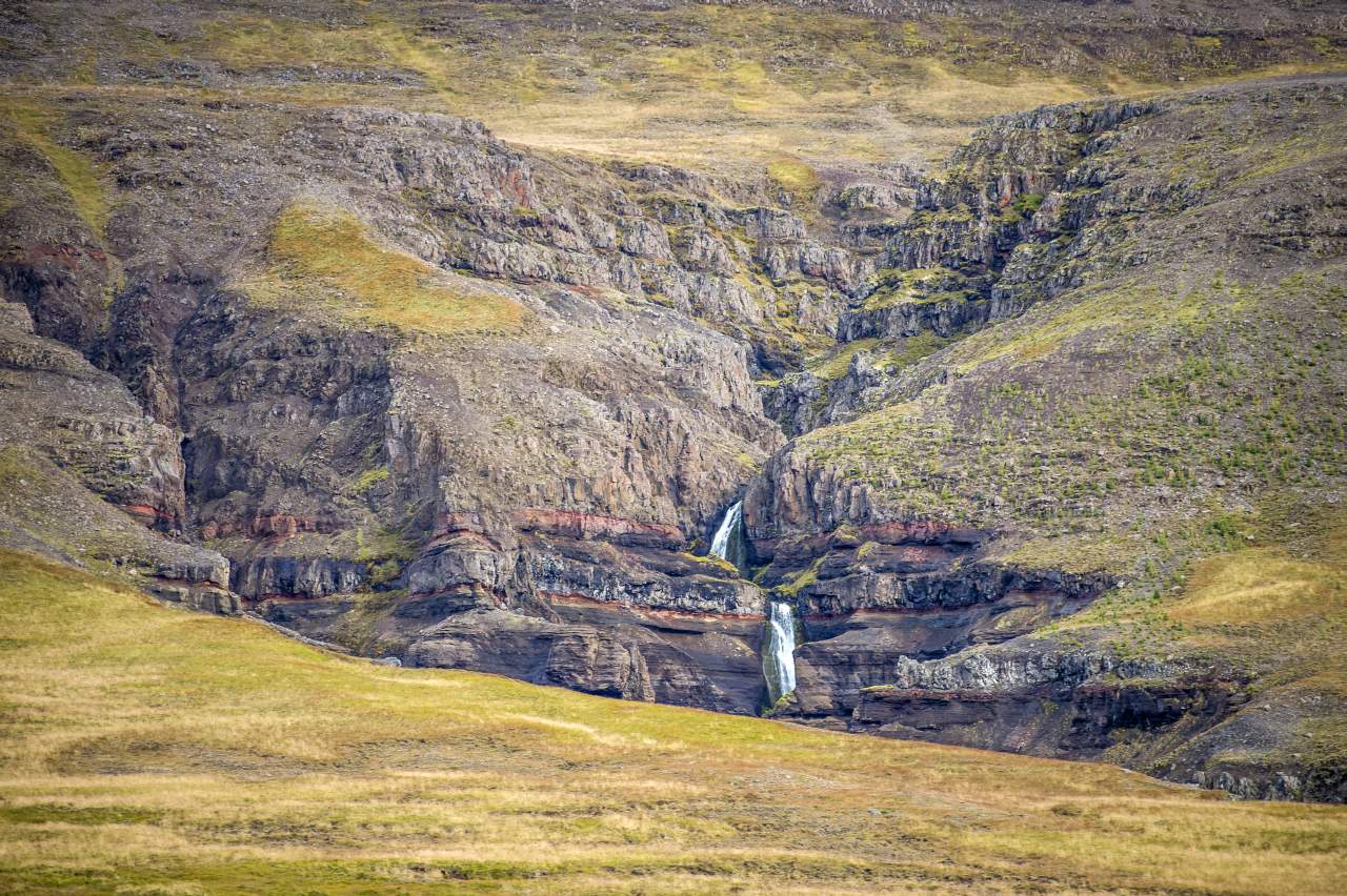 Cascadas de Islandia dentro del paisaje