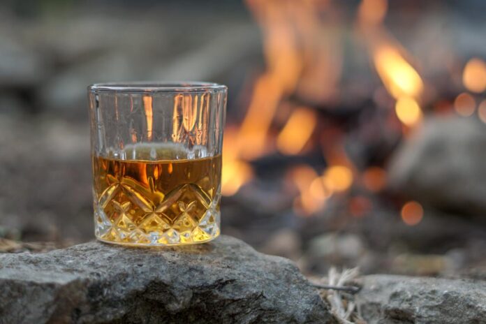 Un solo vertido de whisky de malta de la destilería Loch Lomond