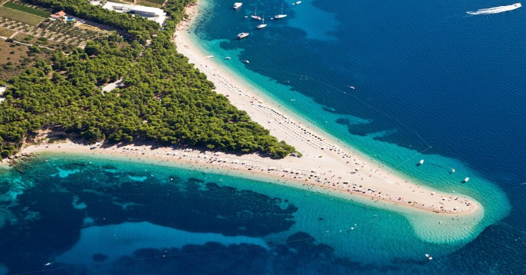 playa de Zlatni Rat en la isla de Brač