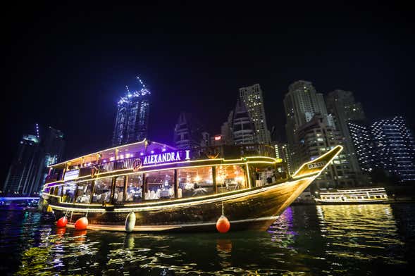 Crucero en dhow por dubái Con cena y Espectáculo, Sharjah