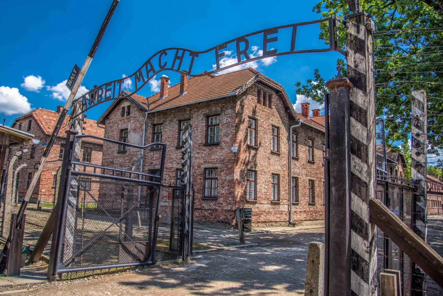 Desde Cracovia: Excursión a Auschwitz-Birkenau con guía titulado ...