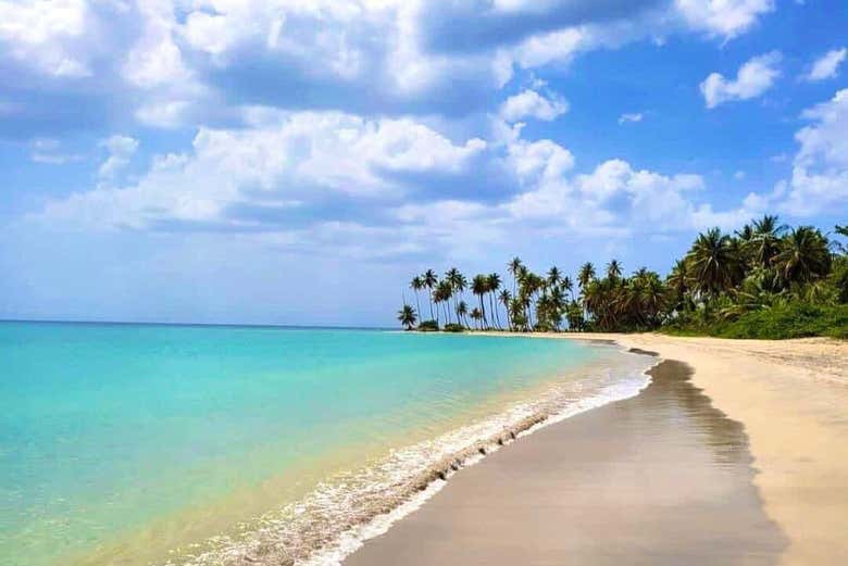 Excursión en catamarán a playa esmeralda y Montaña redonda desde ...