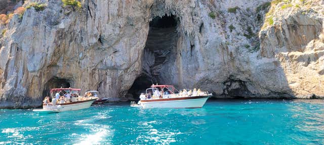 Paseo en Gozzo por Las Cuevas de Capri - Reserva en Civitatis.com