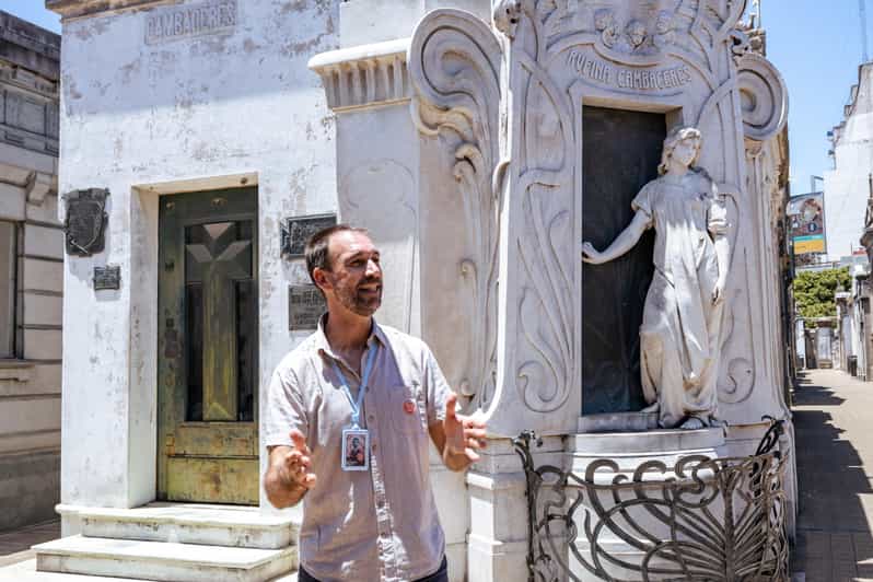 Cementerio de la Recoleta - Tour en grupo reducido de Historia y ...