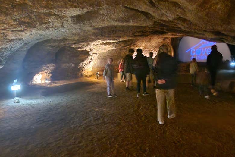 Excursión A Las Cuevas de Espluga de Francolí, Salou - Civitatis