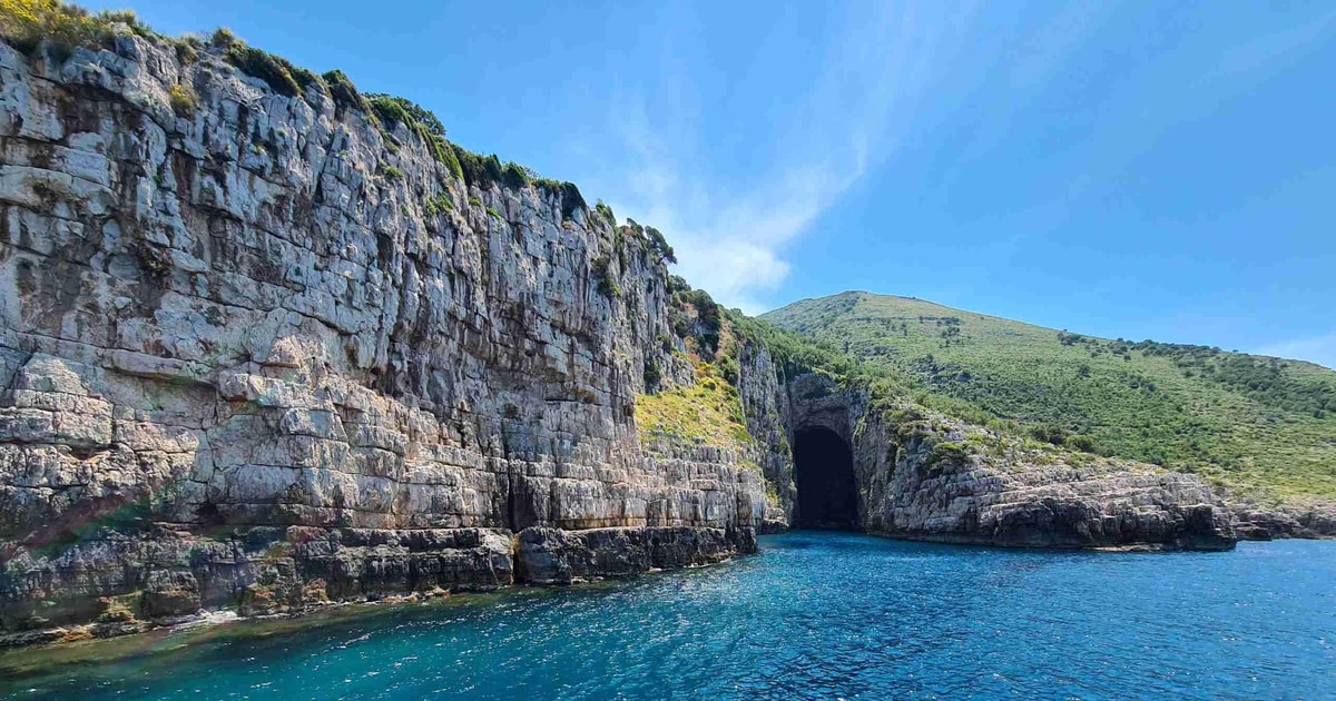 Desde Tirana: Vlora Excursión en Barco A Karaburun y la Isla de ...