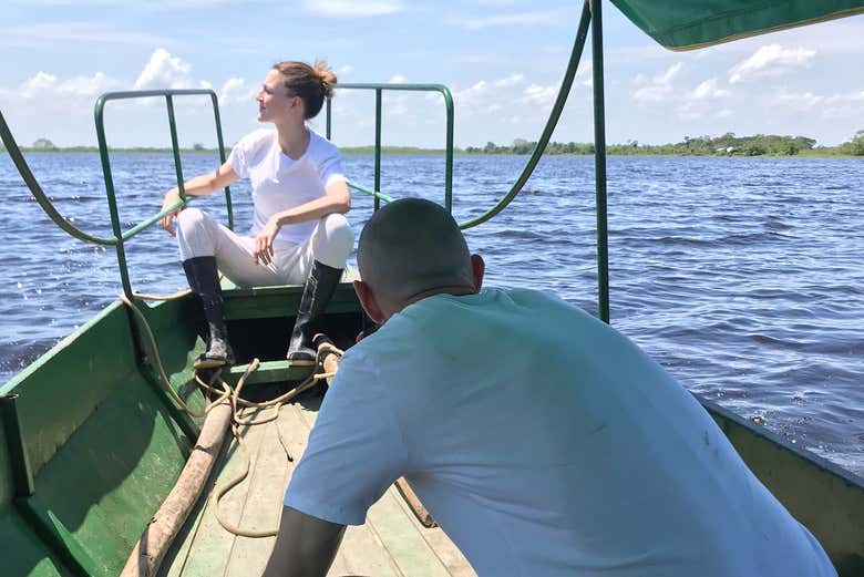 Paseo en Barco por El Río Ucayali + Visita un centro de rescate ...
