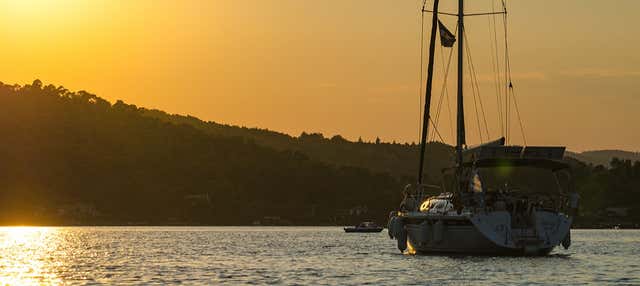 Paseo en Barco Privado por la Península de Sithonia Desde Neos ...