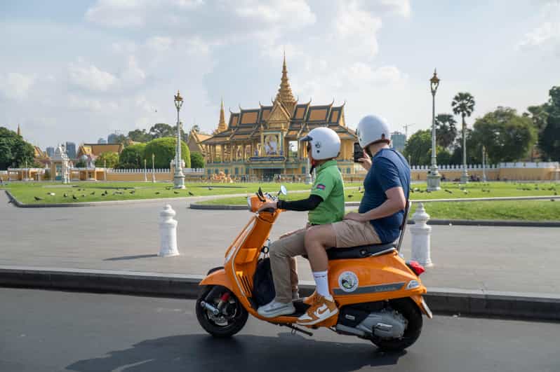 Visita de la Ciudad de Phnom Penh en Vespa + Crucero por El Río ...