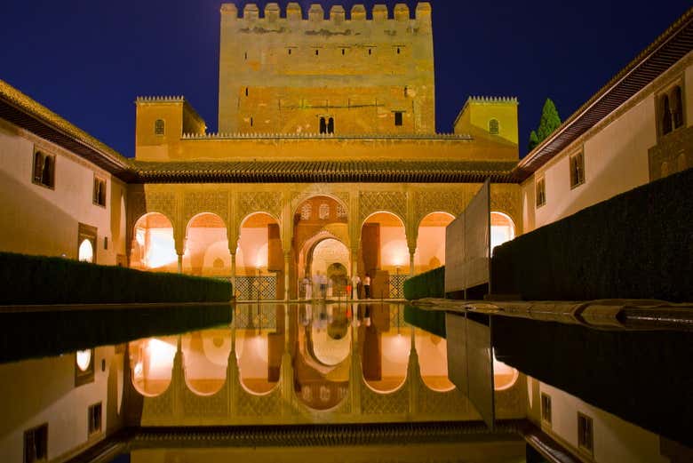 Tour Nocturno Privado Por la Alhambra y Los Palacios Nazaríes ...