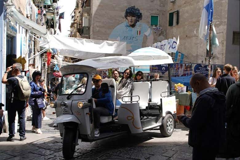 Tour privado en tuk tuk por nápoles - Reserva en civitatis.com