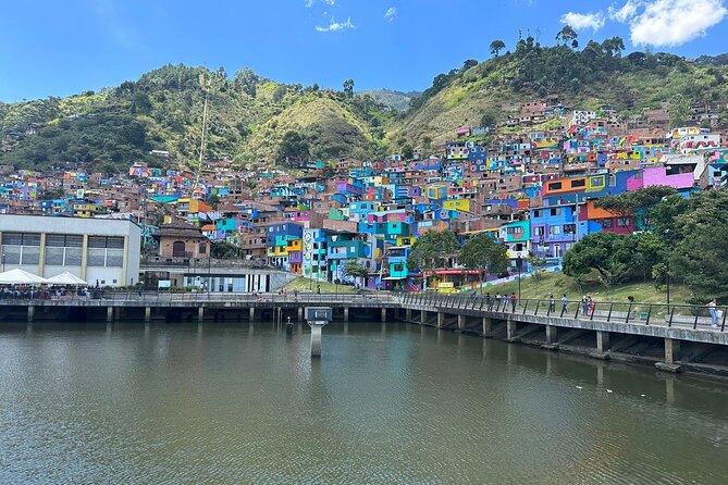 2025) Tour gratuito Comuna 3 Manrique: El macro-Mas Mas Grande de ...