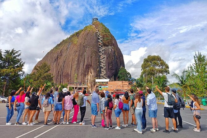 Tour a Guatape, Piedra del Peñol Con Recorrido en Barco, Desayuno y Almuerzo