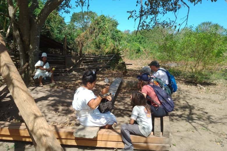 Excursión al Refugio Indígena Kutunsama + Tubing en El Río Don ...