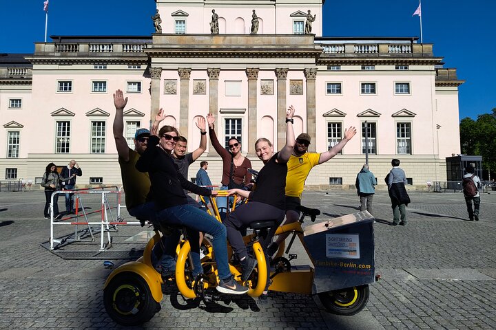Tour privado en bicicleta de grupo por berlín