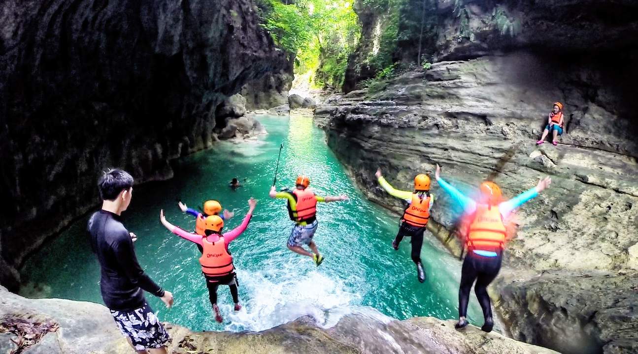 Tour de Descenso de Cañones en Badian en Cebú y Cataratas de Kawasan - Klook Estados Unidos