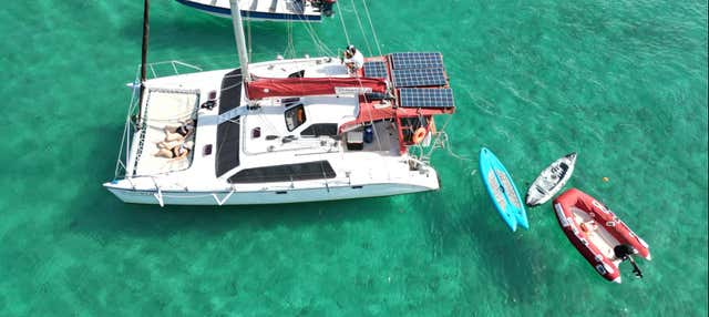 Excursión una playa blanca y venas azules en catamarán desde ...