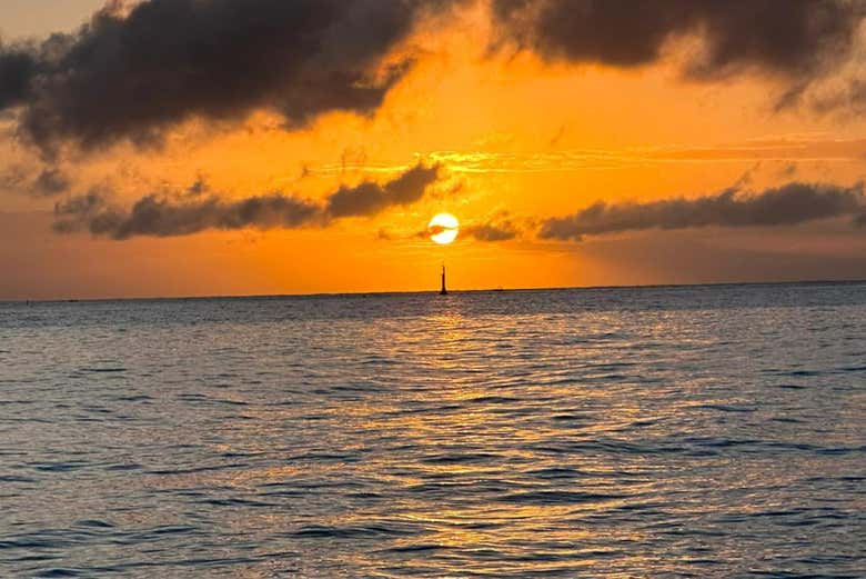 Paseo en Barco Al Atardecer por la Costa de útila - civitatis.com
