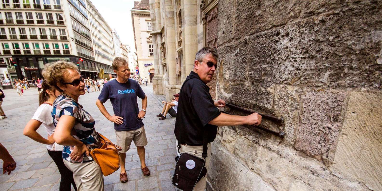 Viena: Sececores Oculos e Historias Locales Tour un pastel