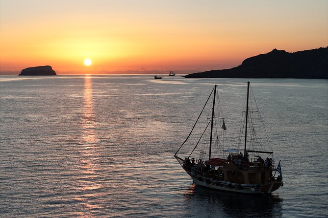 Actualizado 2025) Crucero Al Atardecer por Santorini en Caldera