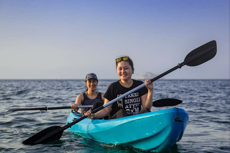Tour en Kayak Al Atardeger Por la Costa de Mascate - Civitatis.com