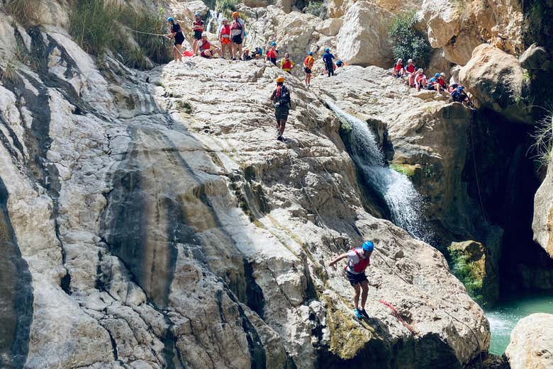 Experiencia privada de barranquismo y rápel en wadi tiwi desde ...