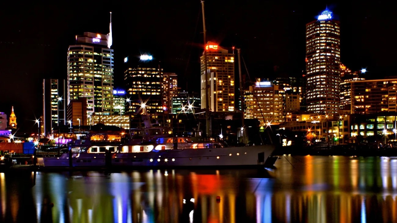 Paseo en barco nocturno por Auckland