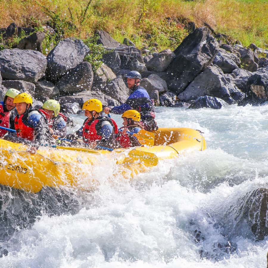 Desde Zúrich: Excursión de un día de aventura en balsa por Interlaken